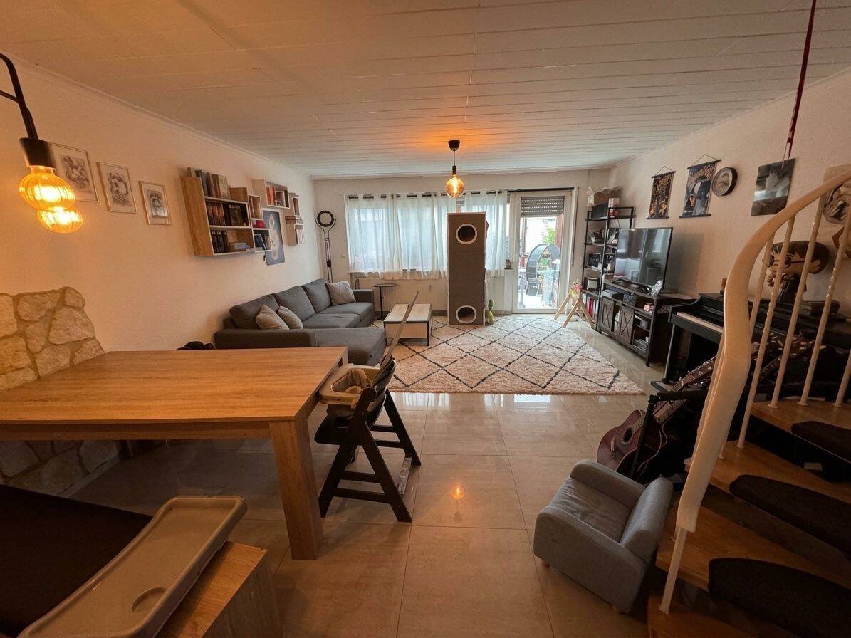 Viel Freiraum: Großzügige 4-Zimmer-Wohnung in Niedernhausen, 65527 Niedernhausen