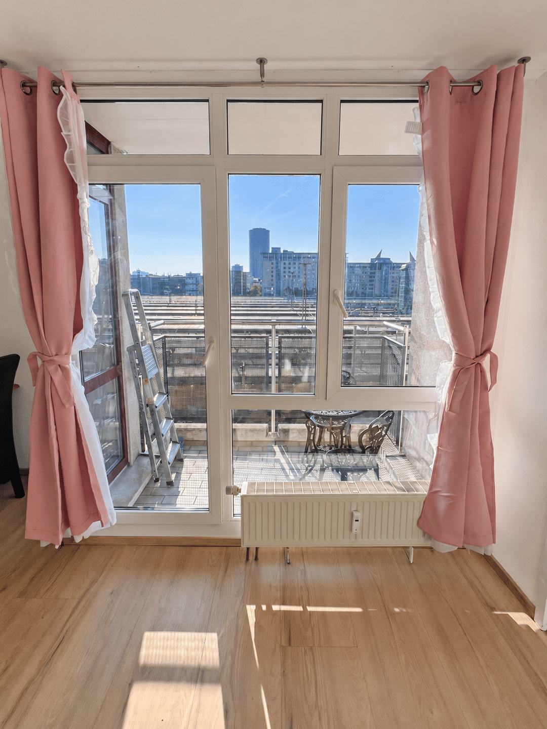 Helle, voll möblierte 2-Zimmer-Wohnung mit Balkon direkt am Frankfurter Hauptbahnhof, 60329 Frankfurt am Main (Bahnhofsviertel Gallus Gutleutviertel Innenstadt)