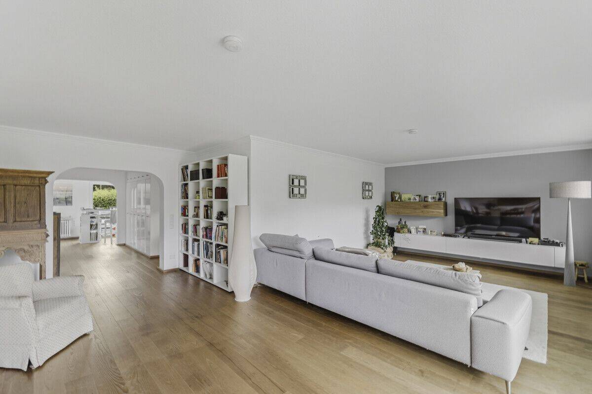Meerbusch-Büderich: Stilvolle 123 m² Wohnfläche, 55 m² ausgebautes Souterrain, 2 Balkone und Garage, 40667 Meerbusch