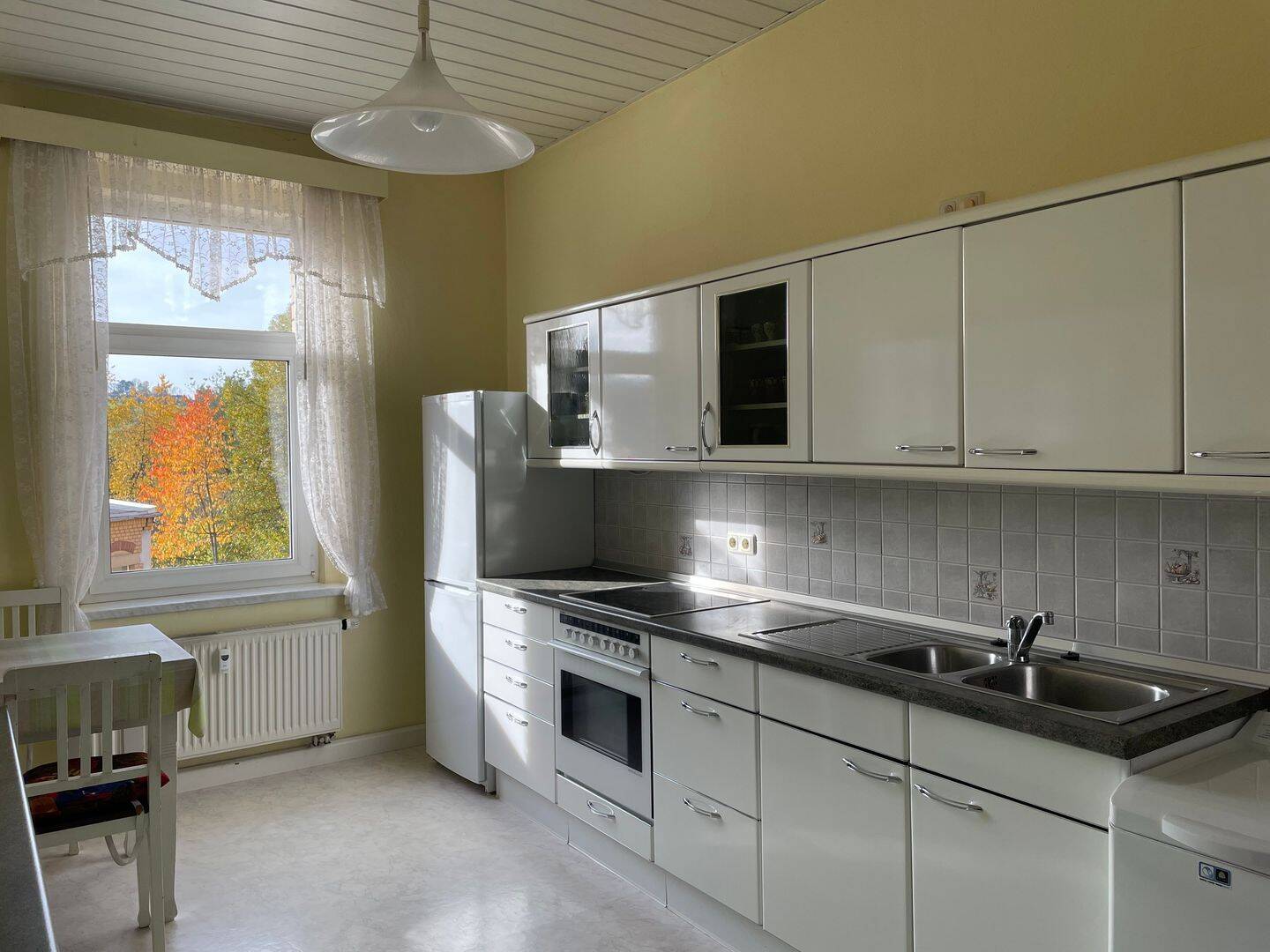 Helle 3-Zimmer-Wohnung im 2. OG in Plauen, WG geeigne, 8527 Plauen