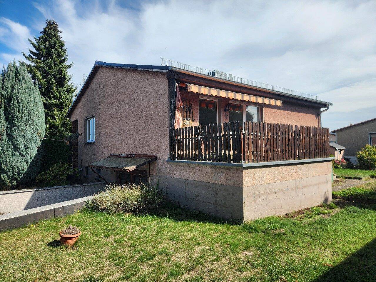 Massives Einfamilienhaus mit Terrasse, Garten und Garage, 4654 Frohburg