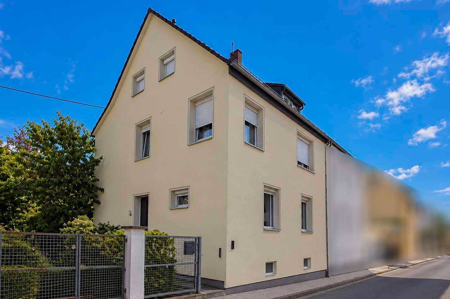 Viel Raum zum Wohlfühlen – Doppelhaus in begehrter Lage von Wiesbaden-Igstadt, 65207 Wiesbaden