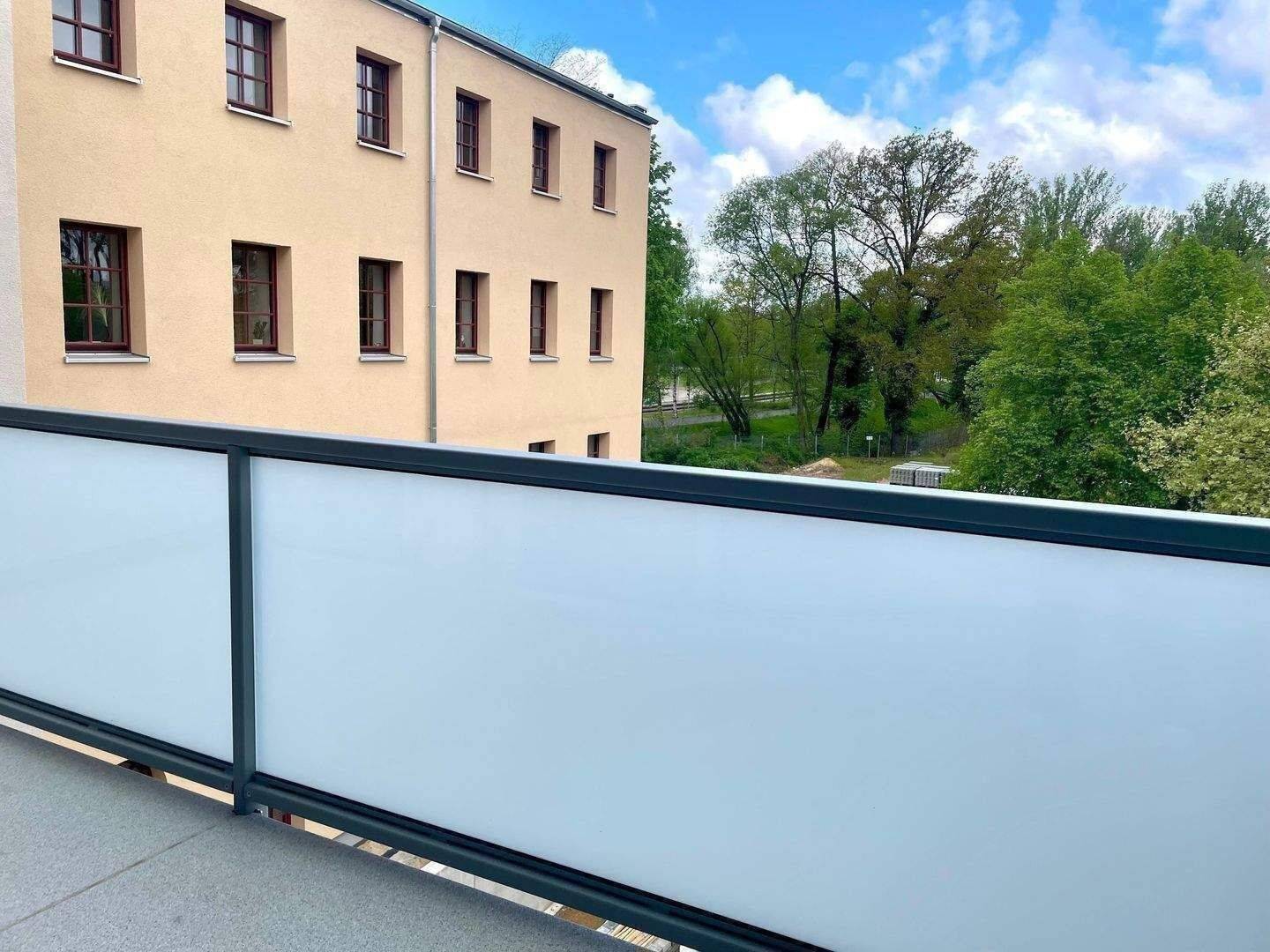 WG-geeignet! hochwertige 4-Raum-Wohnung mit großem Balkon und Einbauküche – ruhig im Grünen gelegen, 3050 Cottbus (Madlow Sachsendorf Spremberger Vorstadt)