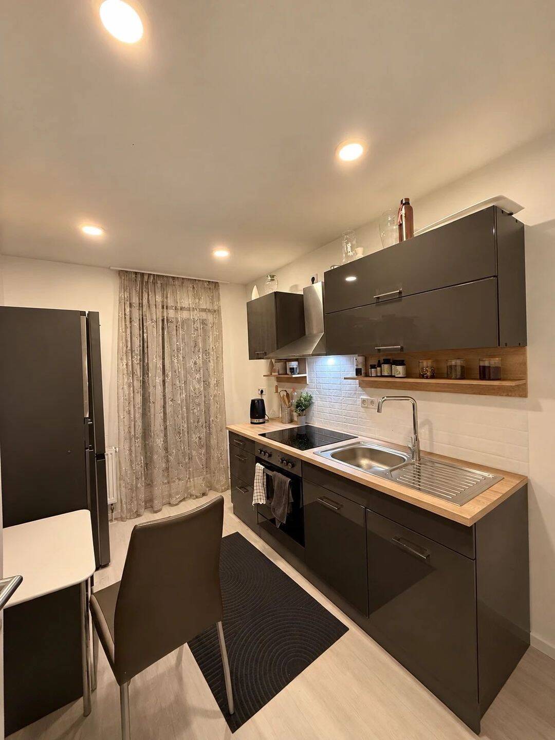 Nachmieter gesucht: Ruhige 3-Zi.-DG-Wohnung, teilmöbliert, Balkon, neue Küche, 8056 Zwickau