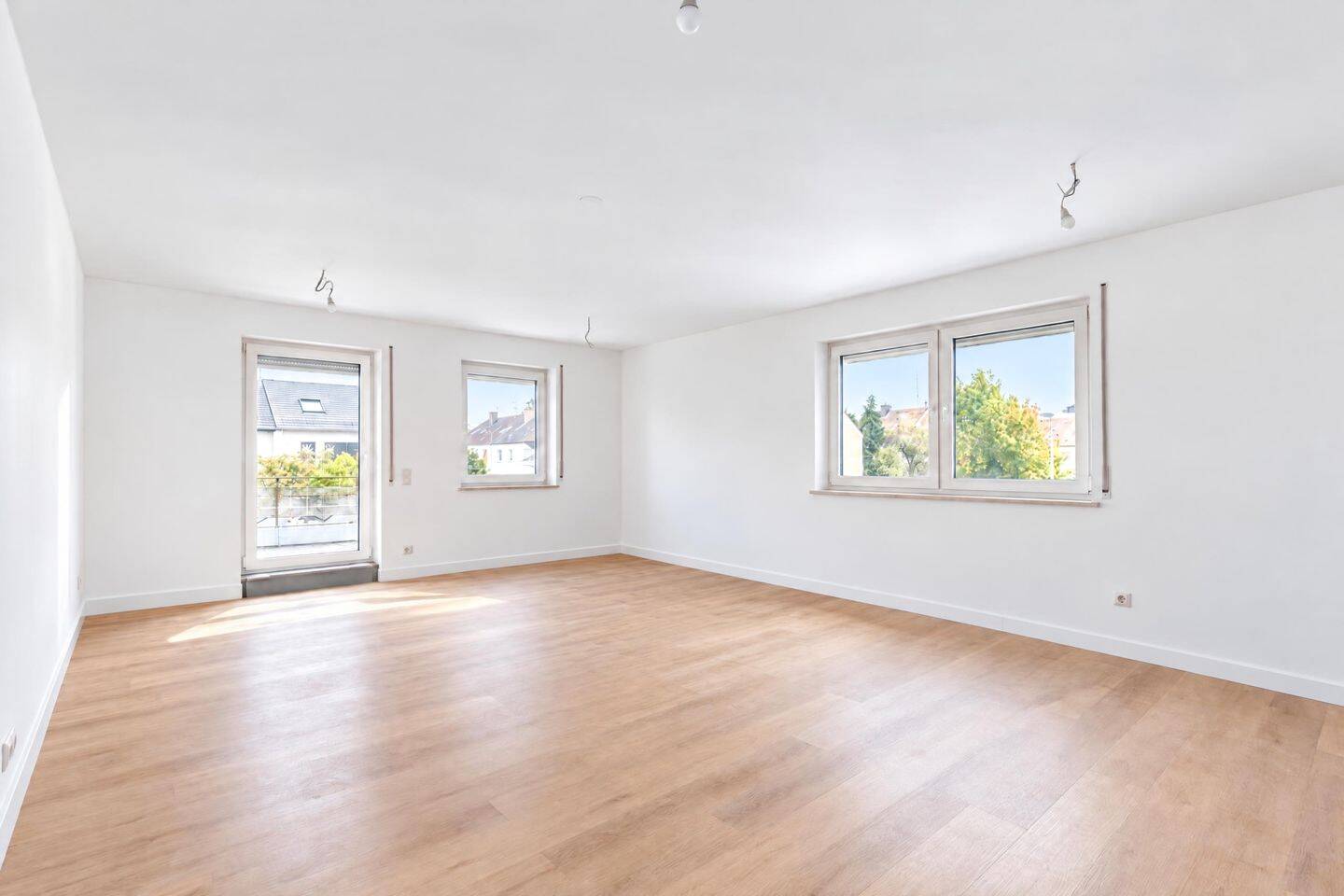 Frisch renoviert: 2 Zimmer mit großer Dachterrasse in Augsburg-Hochzoll, 86163 Augsburg (Hochzoll)