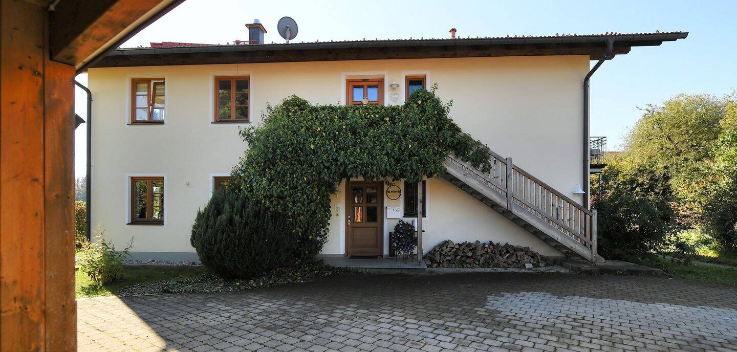 Idyllisches Landleben mit Bergblick: 4-Zimmerwohnung mit großem Garten und vier Kellerräumen, 83043 Bad Aibling