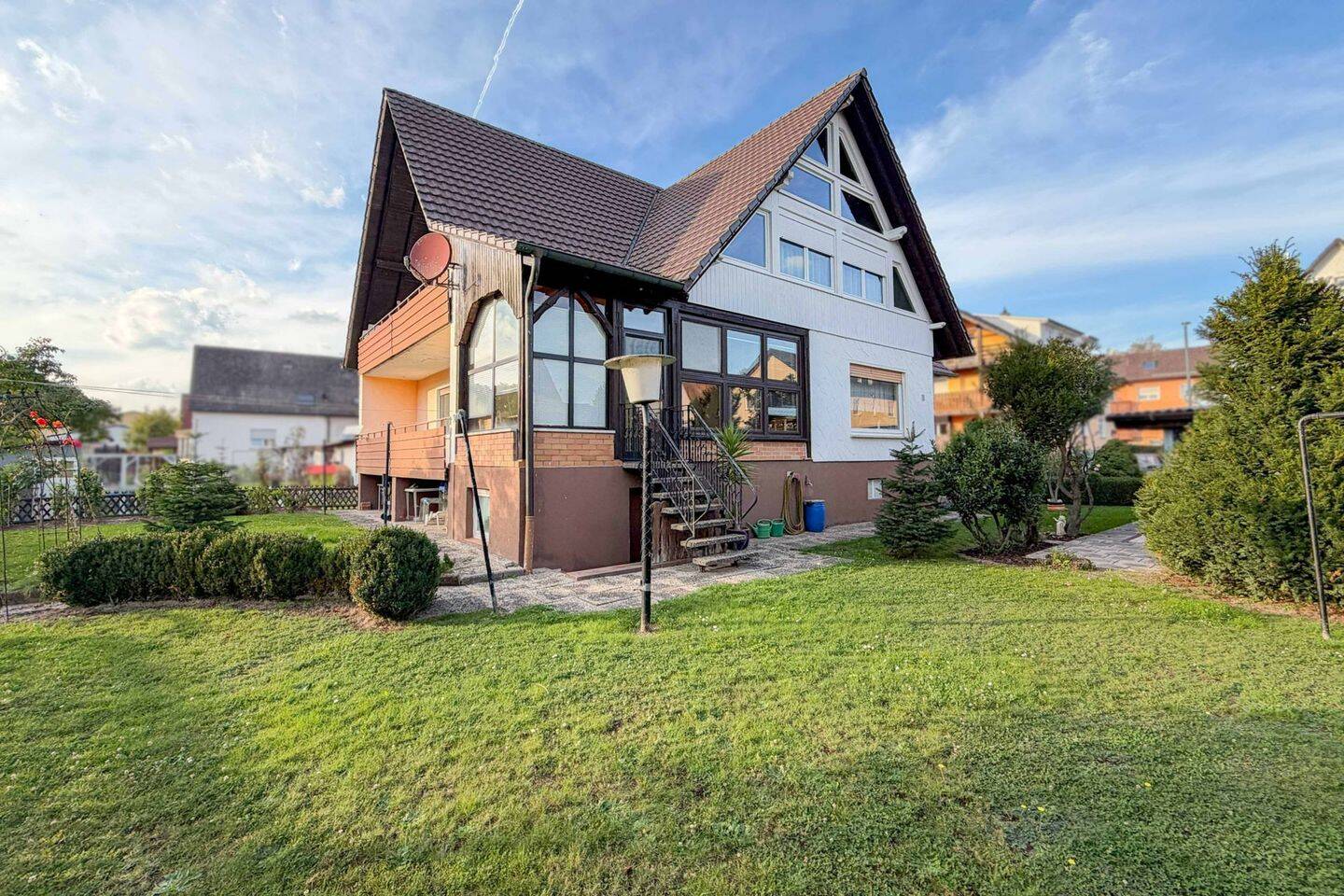 Viel Platz für Ihre Wohnideen – Zweifamilienhaus mit Wintergarten, Balkon und großen Garten, 96193 Wachenroth
