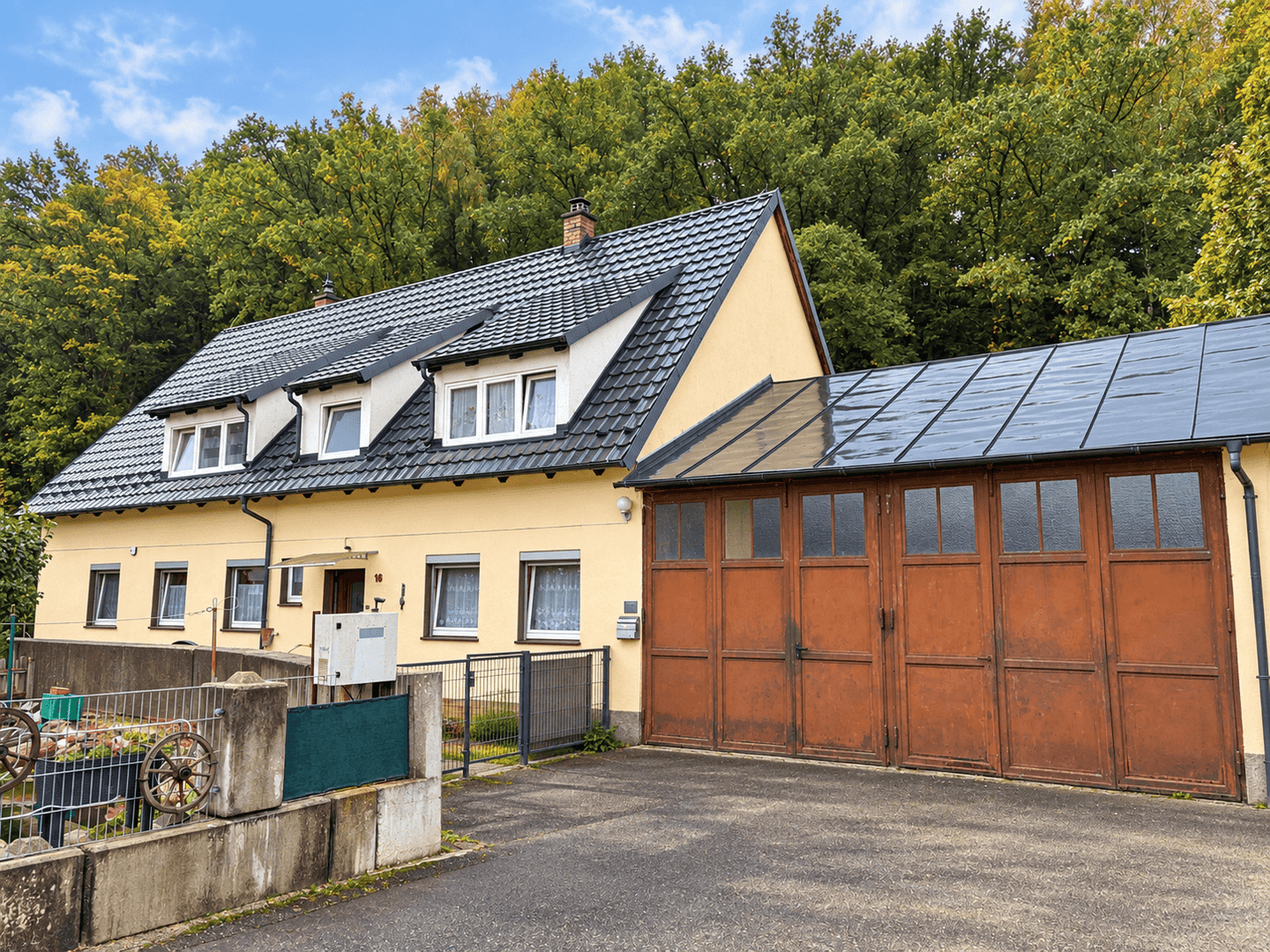 Einfamilienhaus mit großer Halle und Potenzial für zwei Wohneinheiten, 95466 Weidenberg