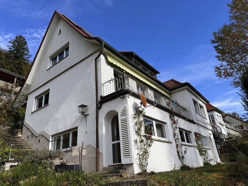 Wohnen mit Weitblick – Großzügiges Einfamilienhaus mit Einliegerwohnung in Bad Urach, 72574 Bad Urach