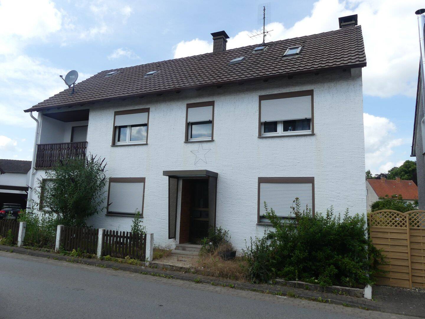 Einfamilienwohnhaus mit Garage und zwei Balkonen in Steinheim-Vinsebeck, 32839 Steinheim