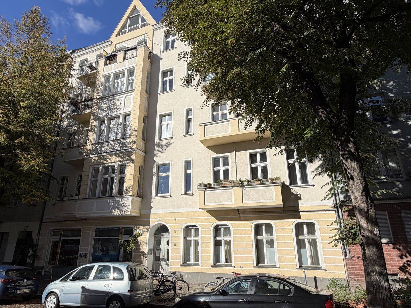 Bezugsfrei, ruhig und hell: renovierungsbedürftige Altbauwohnung mit Balkon, 12045 Berlin (Neukölln)