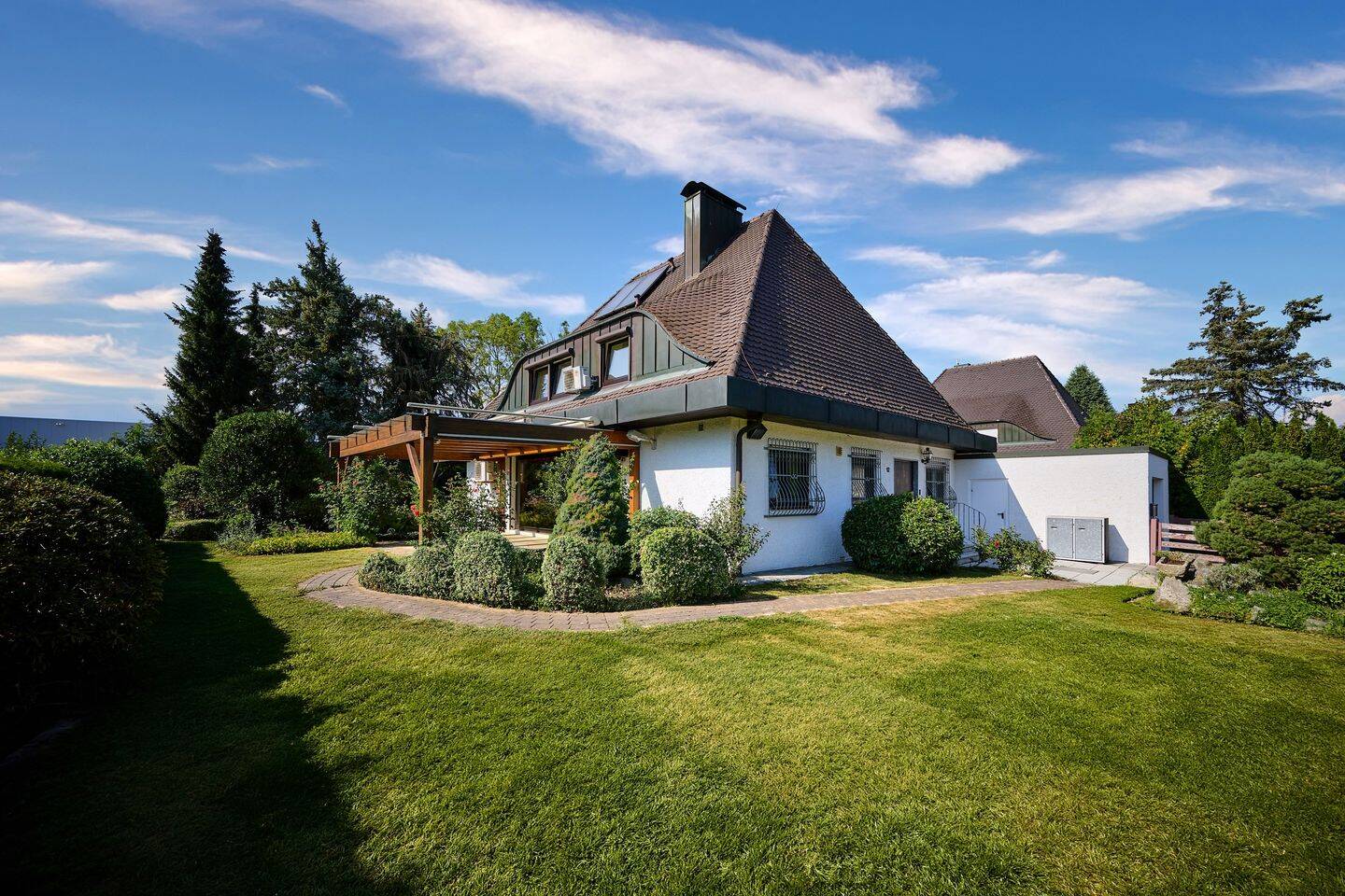 Stadtvilla in Bestlage von Straubing: Mit Garten, Travertinboden, Kamin & ebenerdigem Wohnen, 94315 Straubing