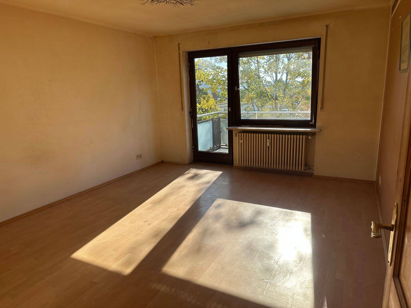 Gut geschnittene 3-Zimmer-Wohnung inkl. Stellplatz mit sonnigem Südbalkon, 84032 Altdorf (Industriegebiet Wolfgang)