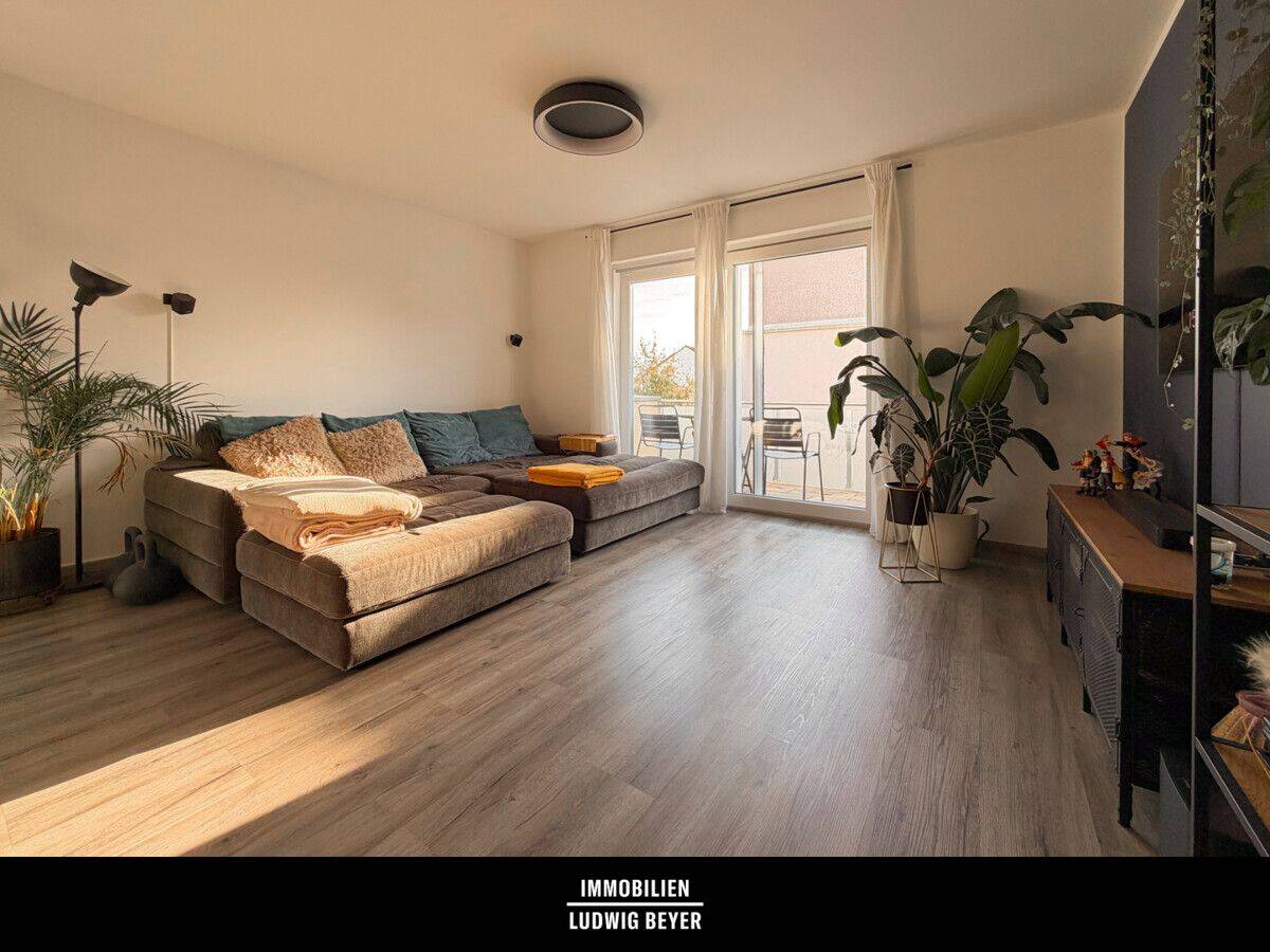 Hochwertige 2,5 Zimmer Wohnung mit EBK und Balkon, 85098 Großmehring