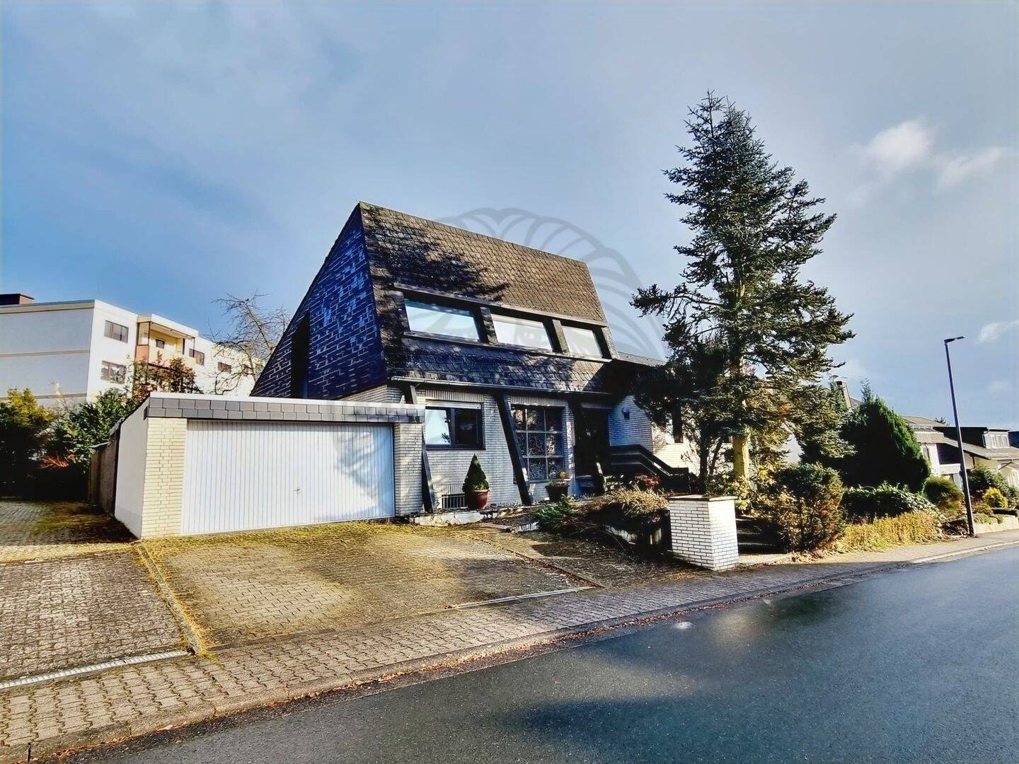 Bad Camberg: Auf die Lage kommt es an-Freistehendes Einfamilienhaus mit ELW, Garage und Garten, 65520 Bad Camberg