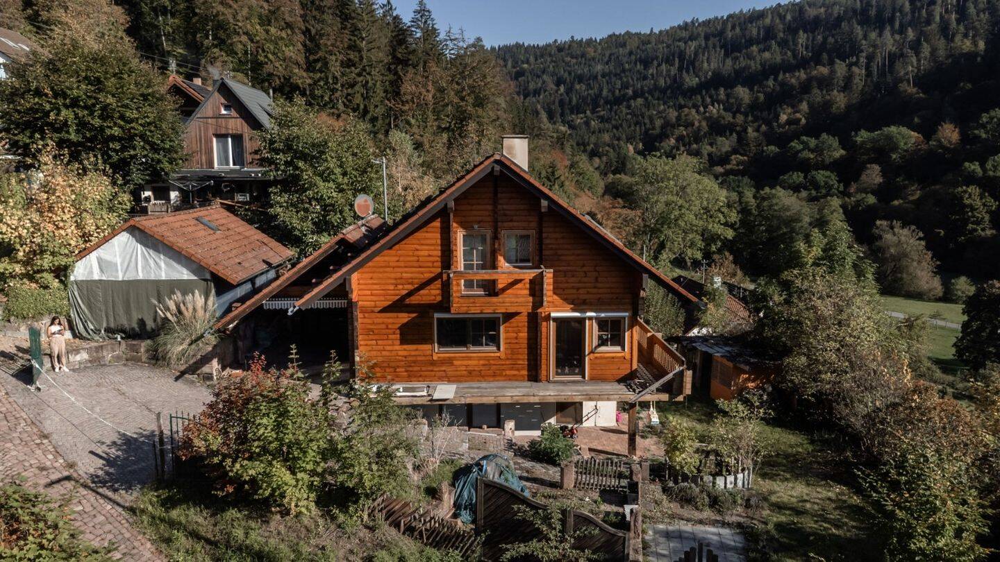 Blockhaus aus Holz in Calw-Ernstmühl mit 159qm | Einliegerwohnung | Garten | Terrasse | Carport, 75365 Calw