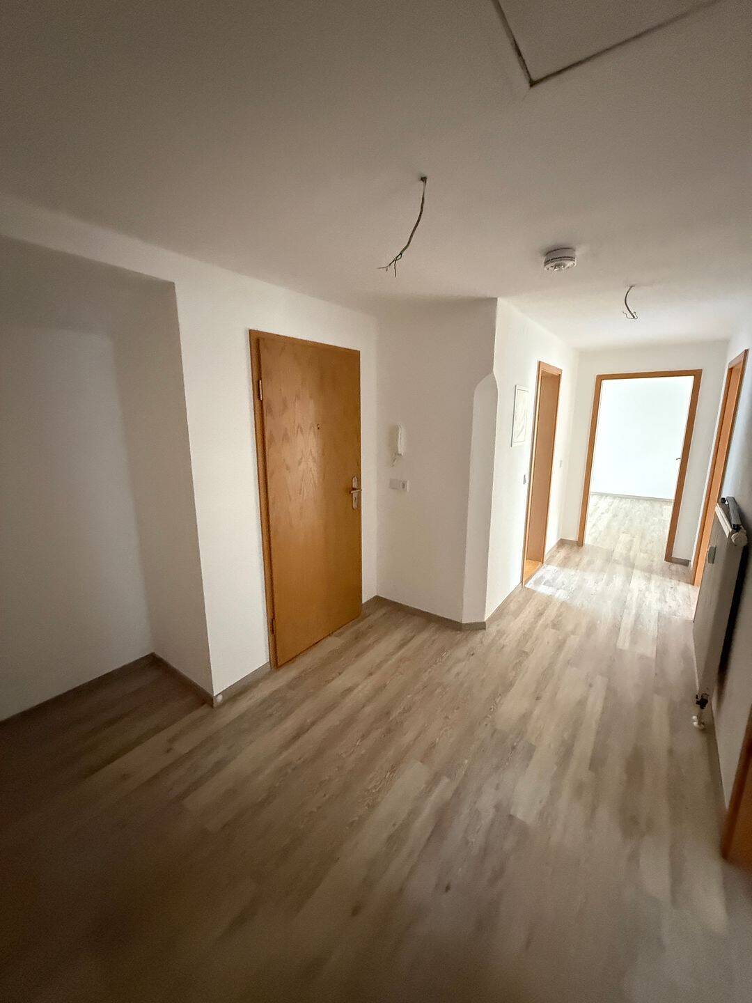 Frisch Renovierte 3-Zimmer-Wohnung mit Balkon und Badewanne im Dachgeschoss, 8523 Plauen