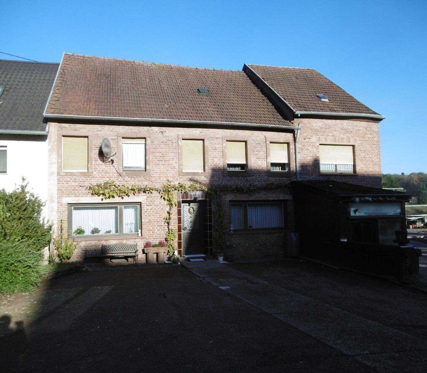 Einfamilienhaus mit Nebengebäude in Lebach-Landsweiler, 66822 Lebach