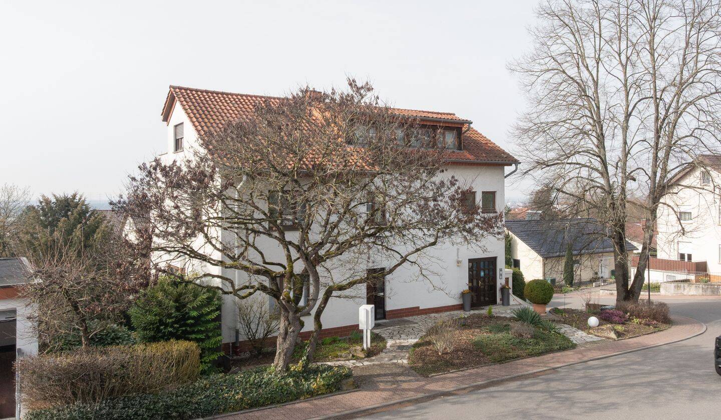 Attraktives Dreifamilienhaus in sonniger Hanglage von Nußloch – gepflegt und flexibel nutzbar, 69226 Nußloch