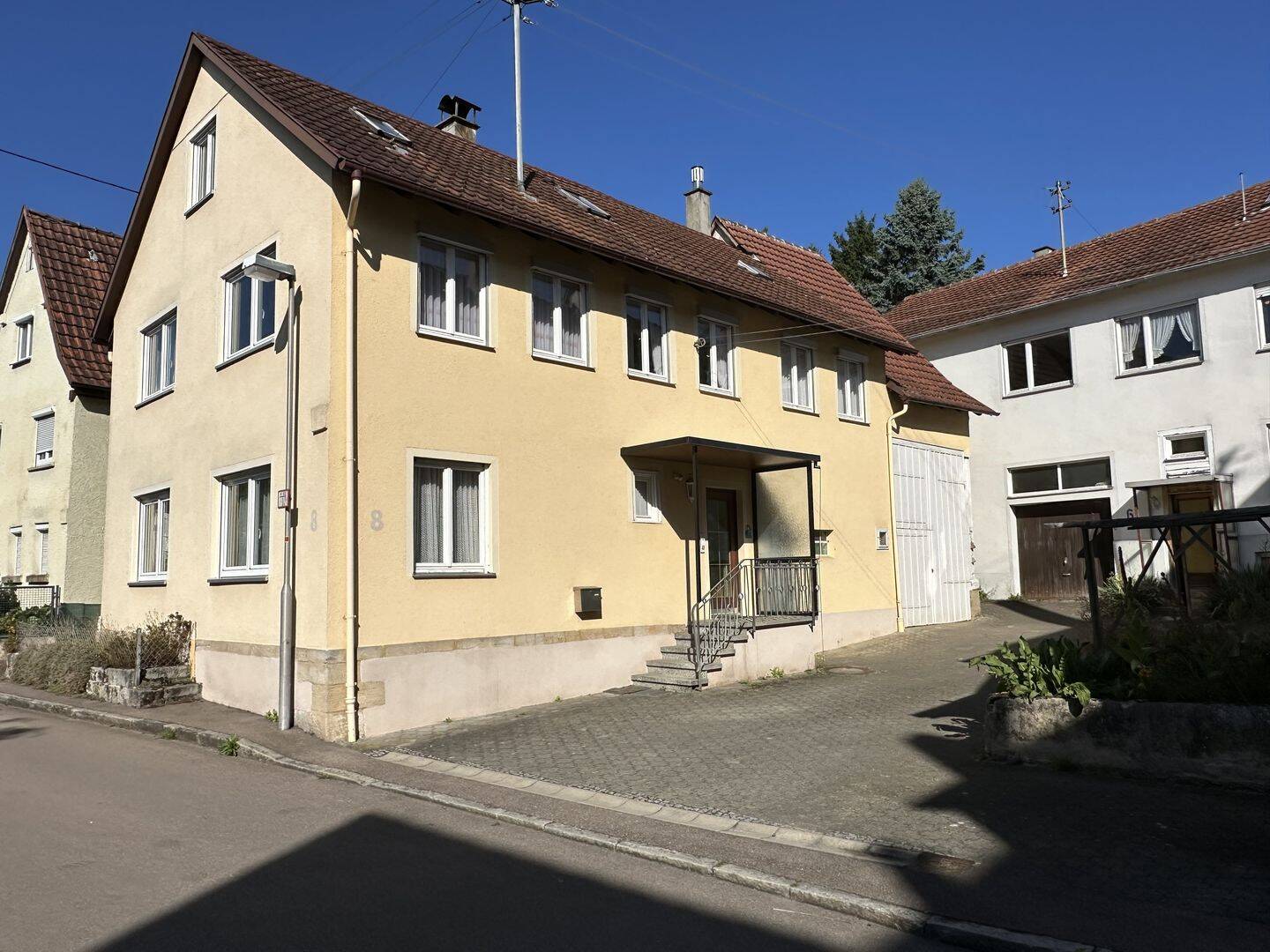 Alt aber oho ! Sehr gepflegtes, großes Haus mit Charme und gemütlichem Ambiente – frei und sofort beziehbar !, 72131 Ofterdingen