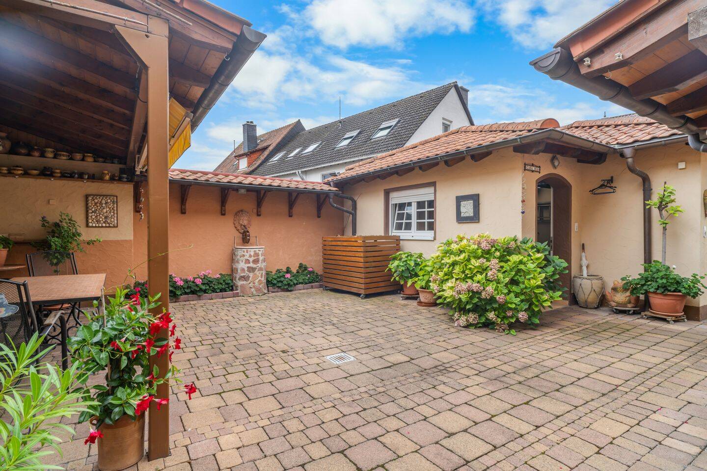 Charmante Doppelhaushälfte mit schön angelegtem Innenhof, Terrasse und Garage, 65719 Hofheim am Taunus
