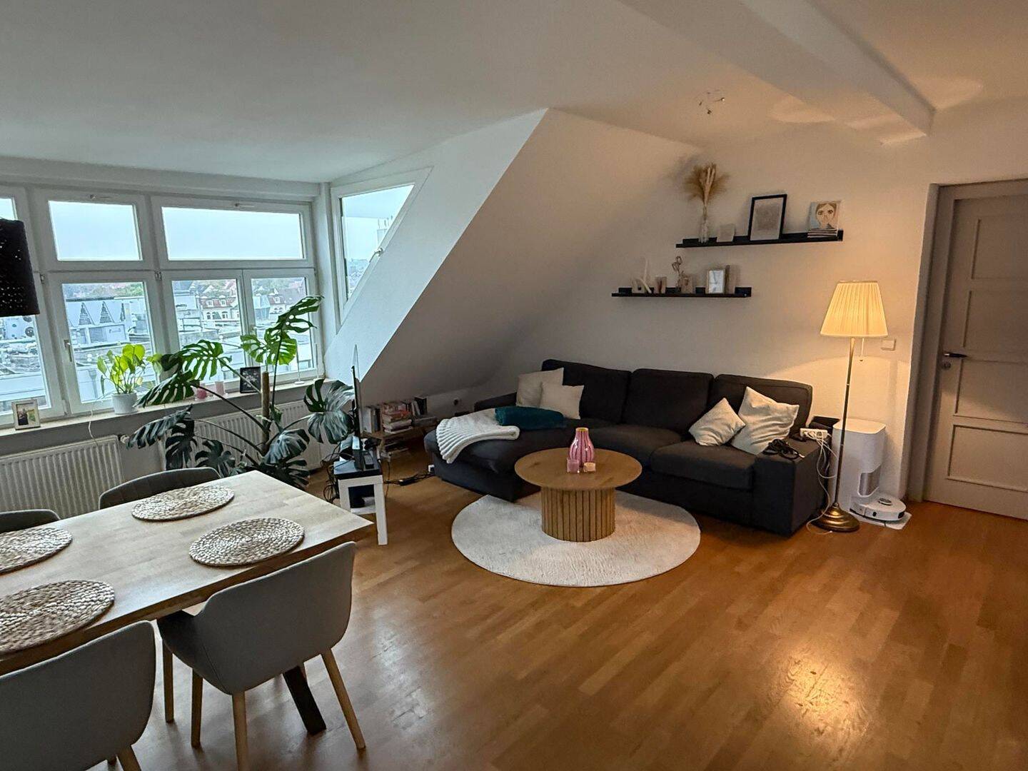 Außergewöhnliche Altbauwohnung mit Dachterrasse und Balkon, 34119 Kassel (Mitte West)