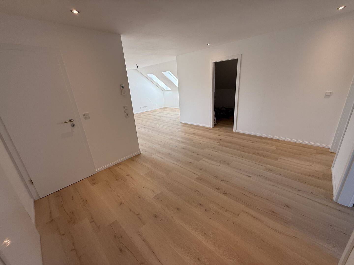 Nahezu neuwertig wohnen – moderne Dachgeschosswohnung mit Effizienzklasse A und Photovoltaikanlage, 64832 Babenhausen