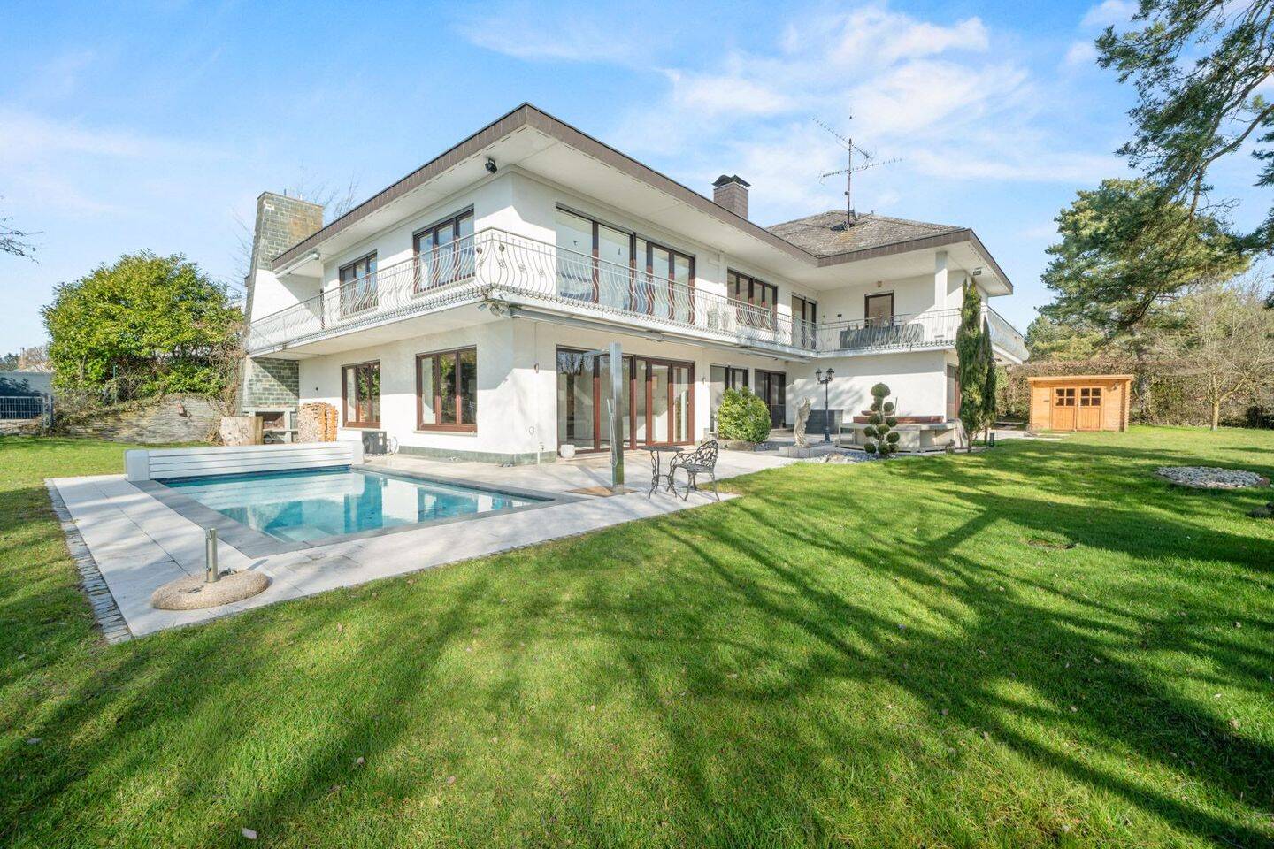 Villa mit Innen- und Außenpool auf einzigartigem Grundstück, 78333 Stockach
