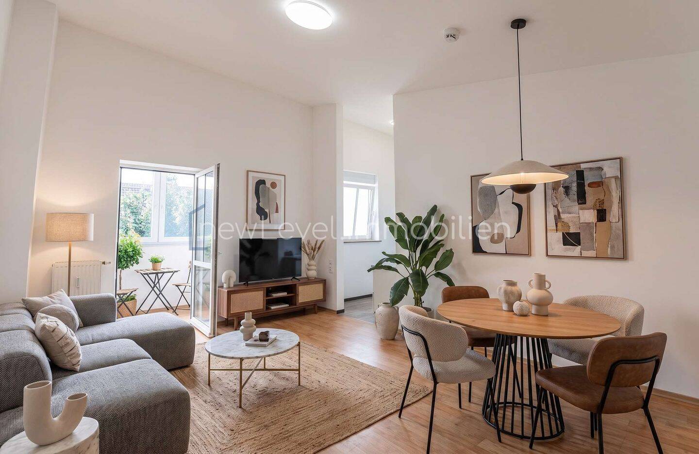 Helles Dachgeschoss-Apartment mit bis zu 4 Meter Deckenhöhe – bezugsfrei & vielseitig gestaltbar!, 93073 Neutraubling