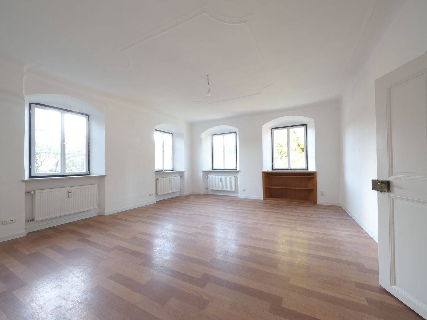 Vollständig renoviert – Großzügige 4-Zimmer Wohnung im Zentrum Vachendorfs – fußläufig Schule & KiGa, 83377 Vachendorf