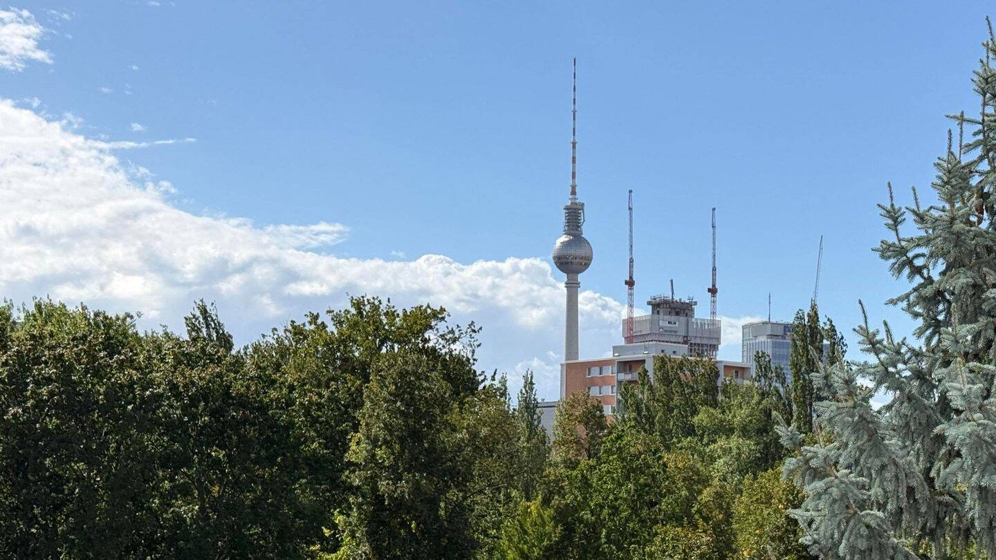 3 Zimmer am Volkspark Friedrichshain, Blick auf den Fernsehturm, 10249 Berlin (Friedrichshain-Kreuzberg Friedrichshain Prenzlauer Berg)