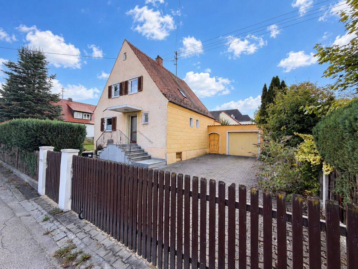 Renovieren, gestalten, ankommen:
Einfamilienhaus auf 722 m² Grundstück in Bobingen, 86399 Bobingen