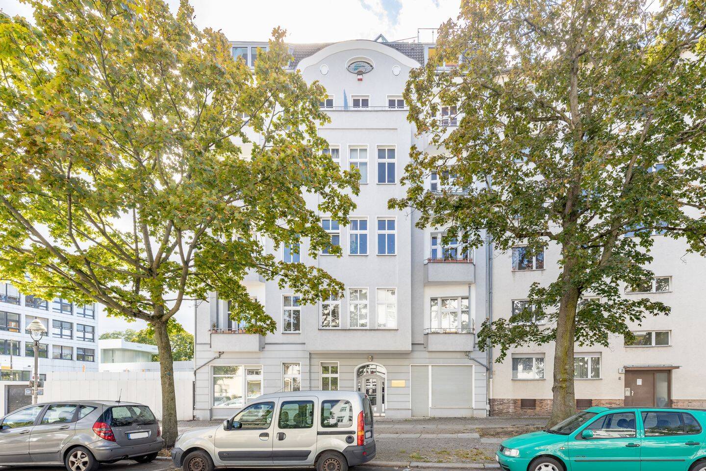 Altbau-Etage im Vorderhaus mit Aufzug und vier Balkonen, 10587 Berlin (Charlottenburg-Wilmersdorf Charlottenburg)