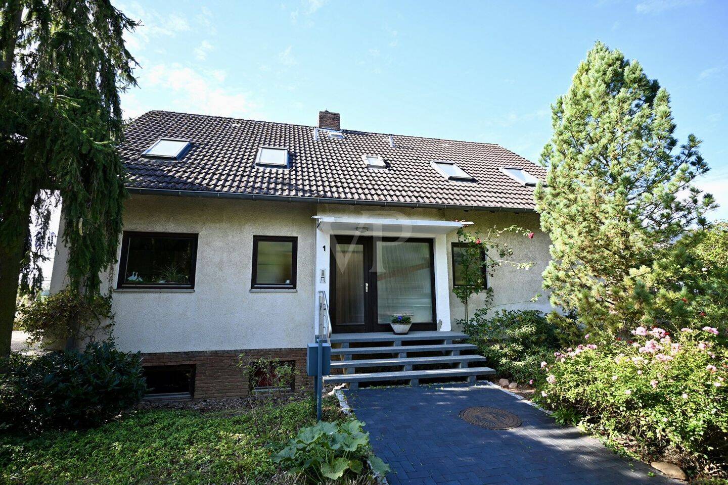 Raum für individuelle Wohnkonzepte – Dreiparteienhaus mit großzügigem Grundstück, 30880 Laatzen