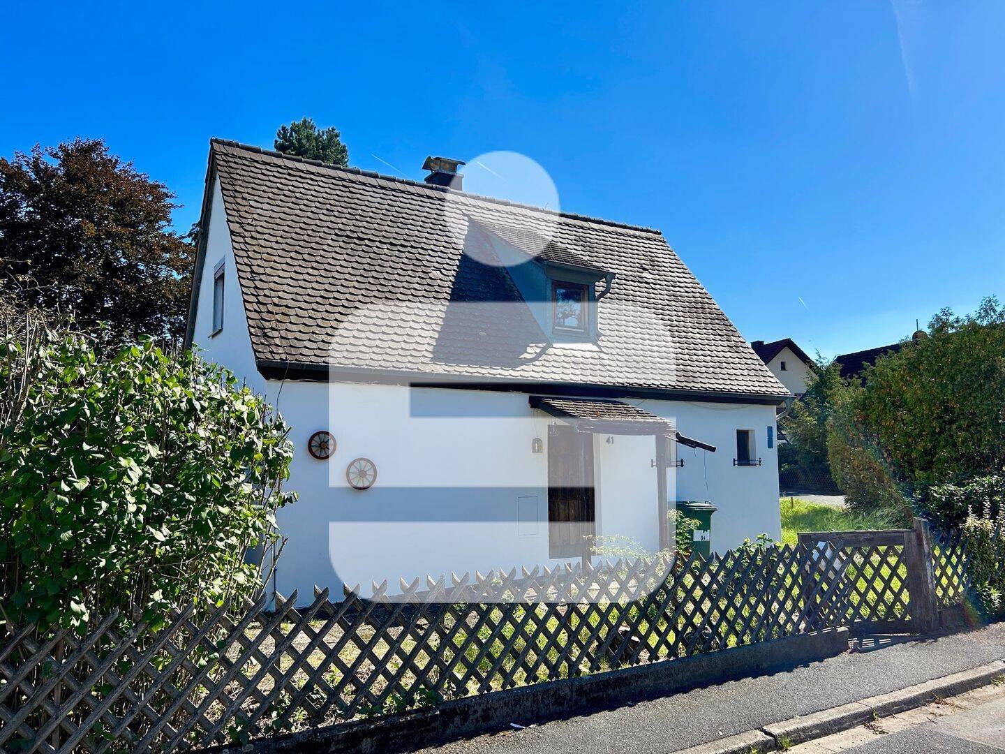 Älteres EFH mit Doppelgarage in Möhrendorf…Ideal zur Kernsanierung oder zum Abriss, 91096 Möhrendorf