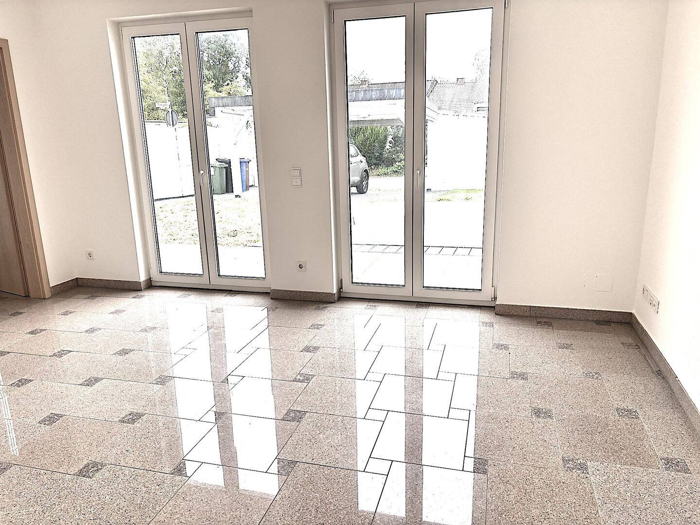 Bezugsfertiger Bungalow in ruhiger Lage mit Garten, Garage, Carport und Pool, 56564 Neuwied