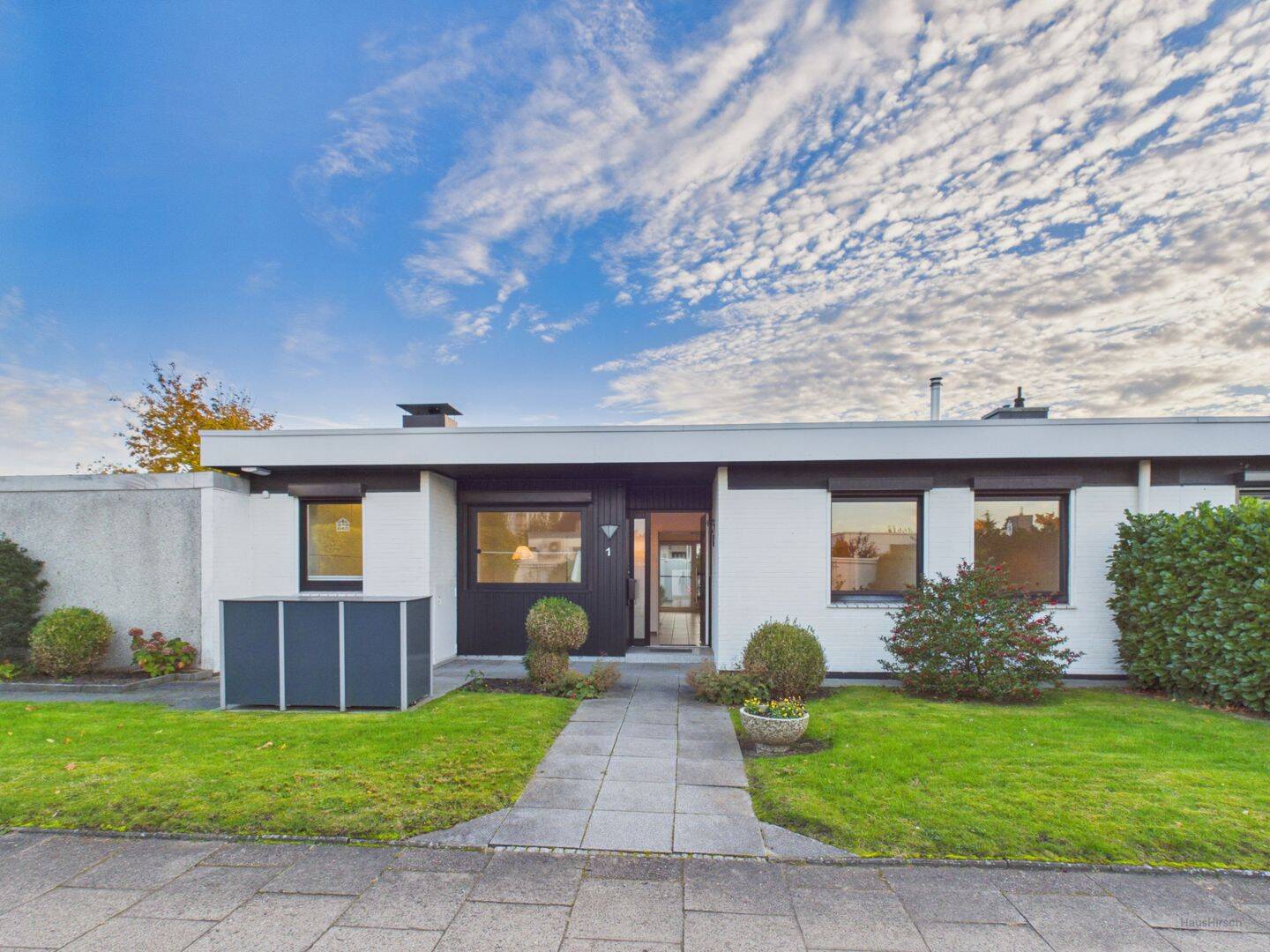 Ruhig und gepflegt wohnen: Reihenendhaus mit Kamin, Terrasse, Garten und 2 Garagen in beliebter Lage, 25421 Pinneberg
