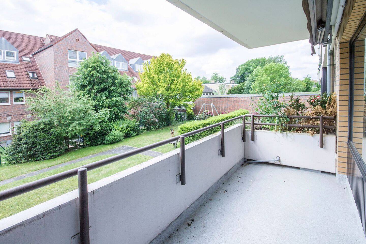 Südbalkon mit 2-Zimmer-Wohnung in Rissen Nh. Bahnhof, EBK, Tiefgarage, 22559 Hamburg (Altona Rissen)