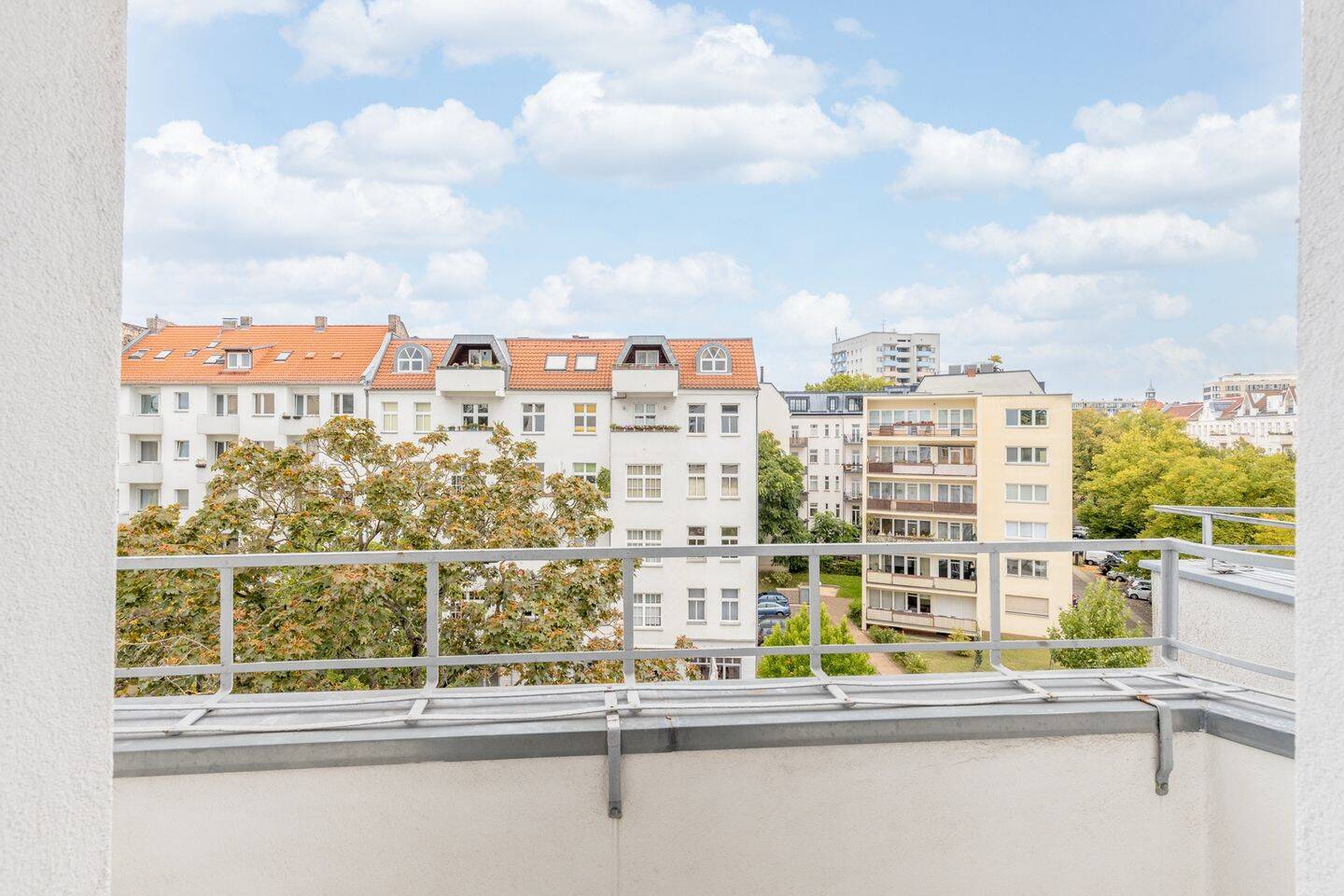 Altbauwohnung im Vorderhaus mit Aufzug und zwei Balkonen, 10587 Berlin (Charlottenburg-Wilmersdorf Charlottenburg)