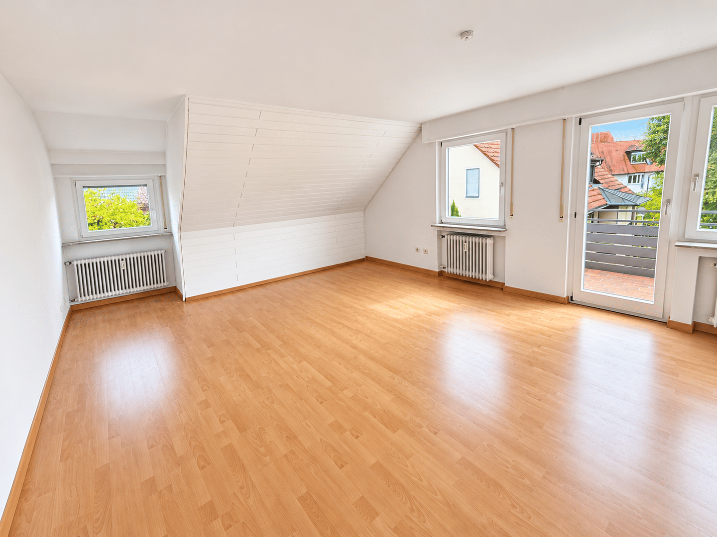 PERFEKT: Tolle 3-Zi.-DG-Whg. mit 85 qm * EBK + TL-Bad + Balkon in S-Luginsland * (max. 2 Pers.), 70327 Stuttgart