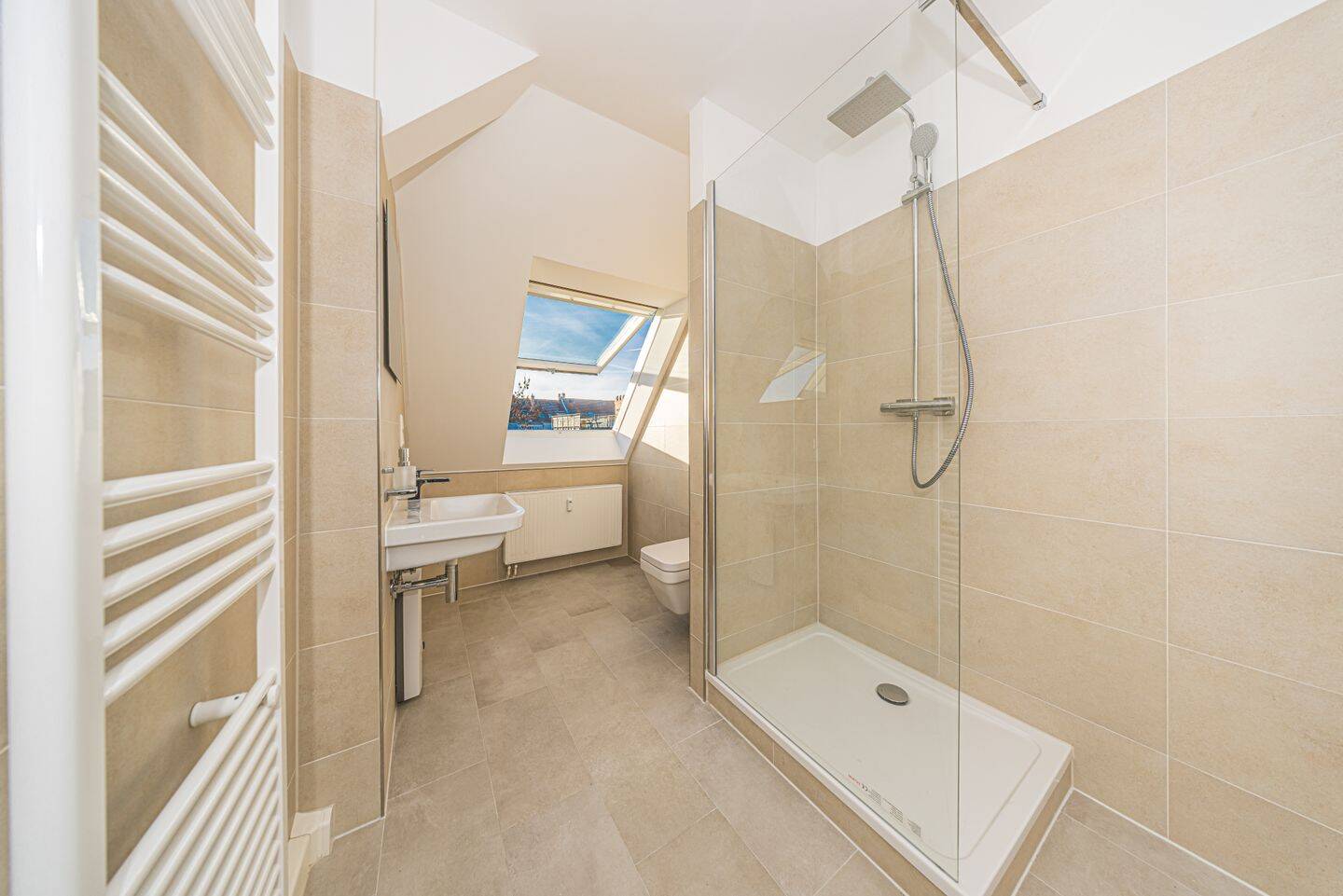Ausklappbarer Balkon I Bad mit Dusche | neue Einbauküche, 1157 Dresden