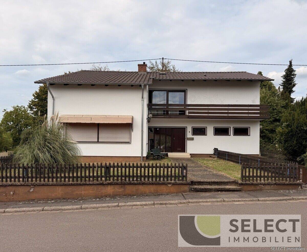 Großzügiges freistehendes Wohnhaus mit zwei Garagen in ruhiger Wohnlage, 66773 Schwalbach