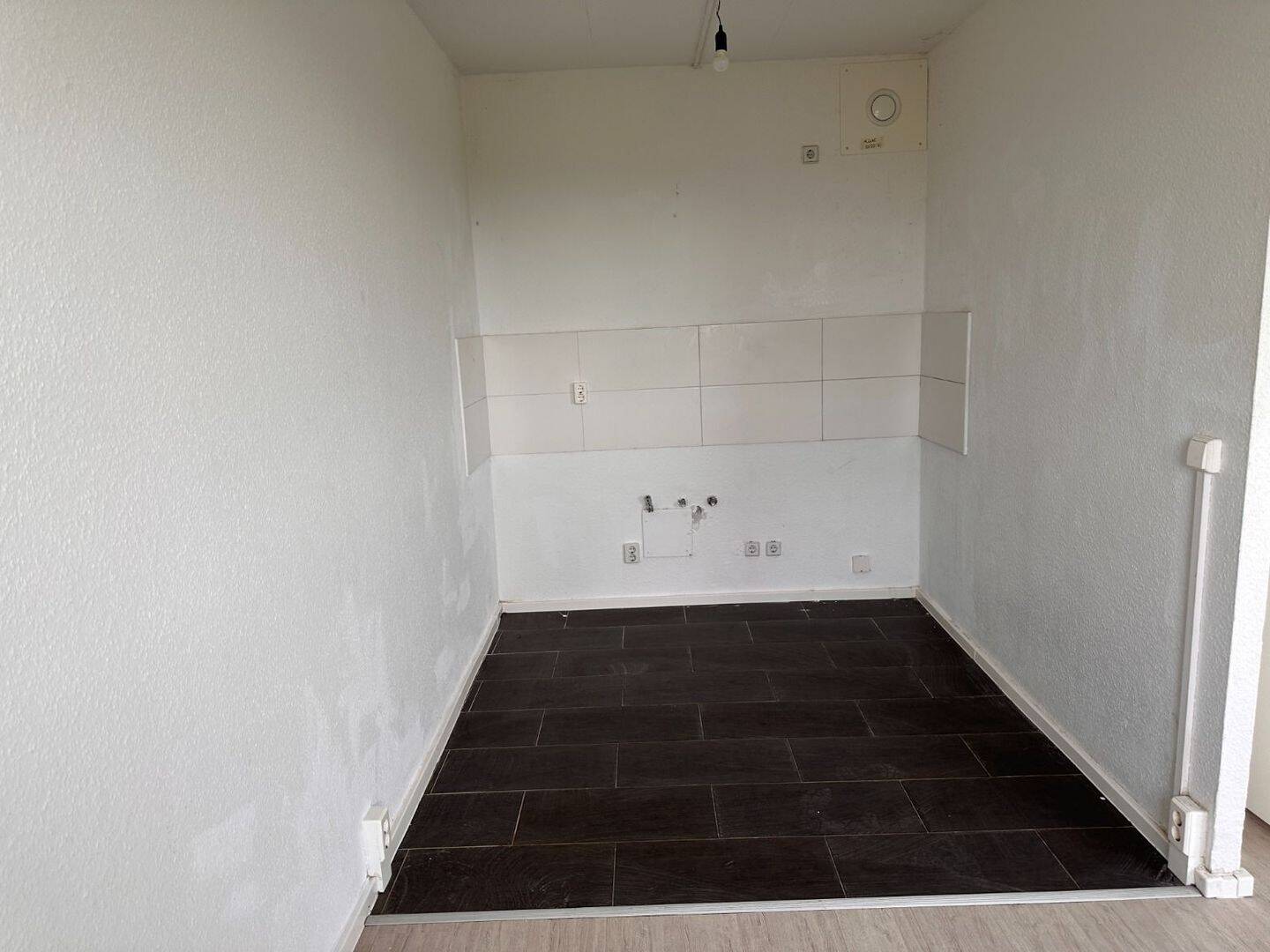 Helle 3-Zimmer-Wohnung mit Badewanne, Aufzug und Keller in Halle (Saale), 6122 Halle (Saale) (Nietleben Nördliche Neustadt Saaleaue)