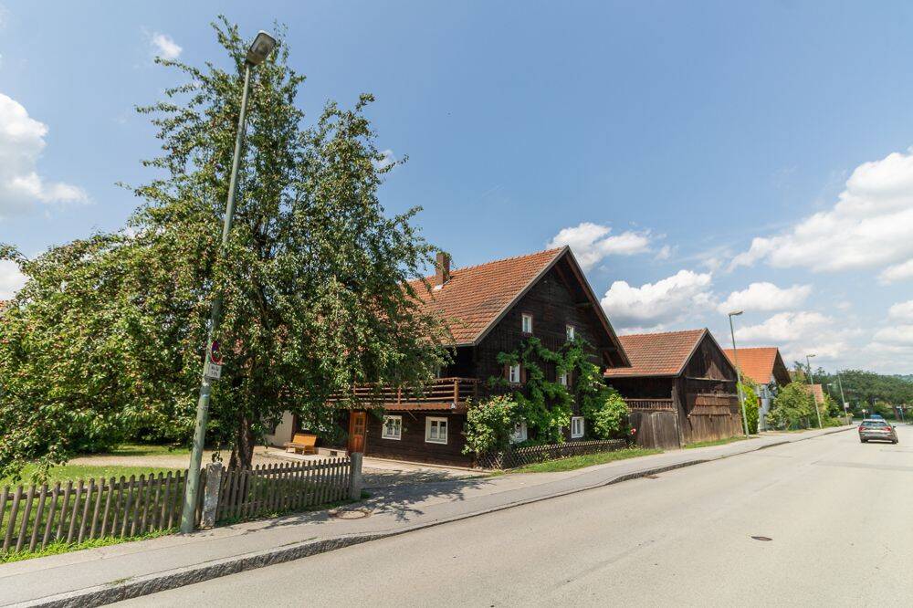 Passau-Neustift: Historischer Bauernhof – Einzelbaudenkmal mit Getreidekasten, Scheune und Stall, sowie 11.100 m² Grund, 94036 Passau (Abraham Haidenhof-Nord Haidenhof-Süd Heining Kohlbruck)