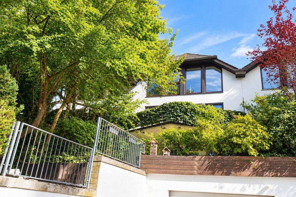 Lichtdurchflutetes Reihenmittelhaus mit Galerie, Terrasse und Garten in Bad Homburg / Ober-Erlenbach, 61352 Bad Homburg v.d. Höhe