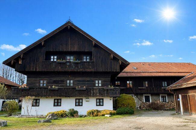 Zwischen Bad-Tölz und Tegernsee: Außergewöhnliche Galerie-Wohnung mit Charme, 83677 Greiling