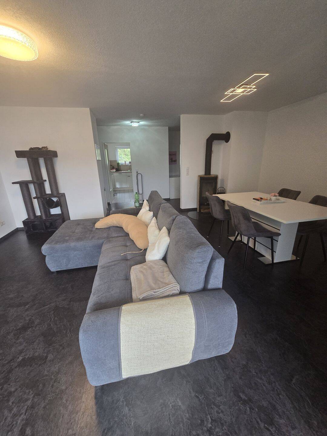 Familienglück in Immendingen: Geräumige 4-Zimmer-Wohnung mit Kamin, zwei Bädern, Garage, 78194 Immendingen