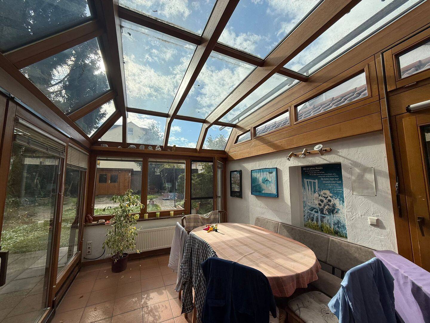 Charmantes Doppelhaus mit Wintergarten, Terrasse und Garage in idyllischer Lage. Ein echtes Schmuckstück!, 74613 Öhringen