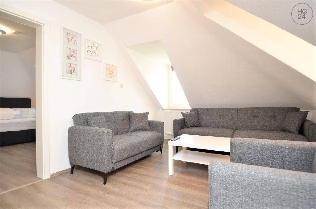 Schöne, helle Dachgeschosswohnung in Pfersee, 86157 Augsburg (Kriegshaber Pfersee)