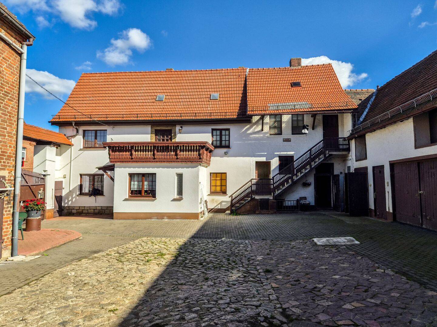 Dreiseitenhof mit großem Garten in Plotha (Teuchern), Bauerhaus und Scheunen, gepflegt, 6682 Teuchern